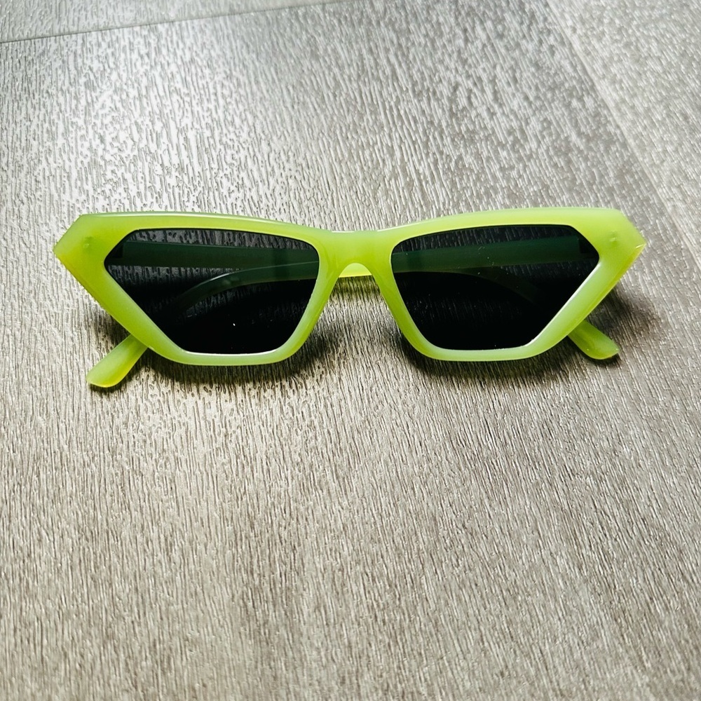 Stylish Green Cat-Eye Sunglasses